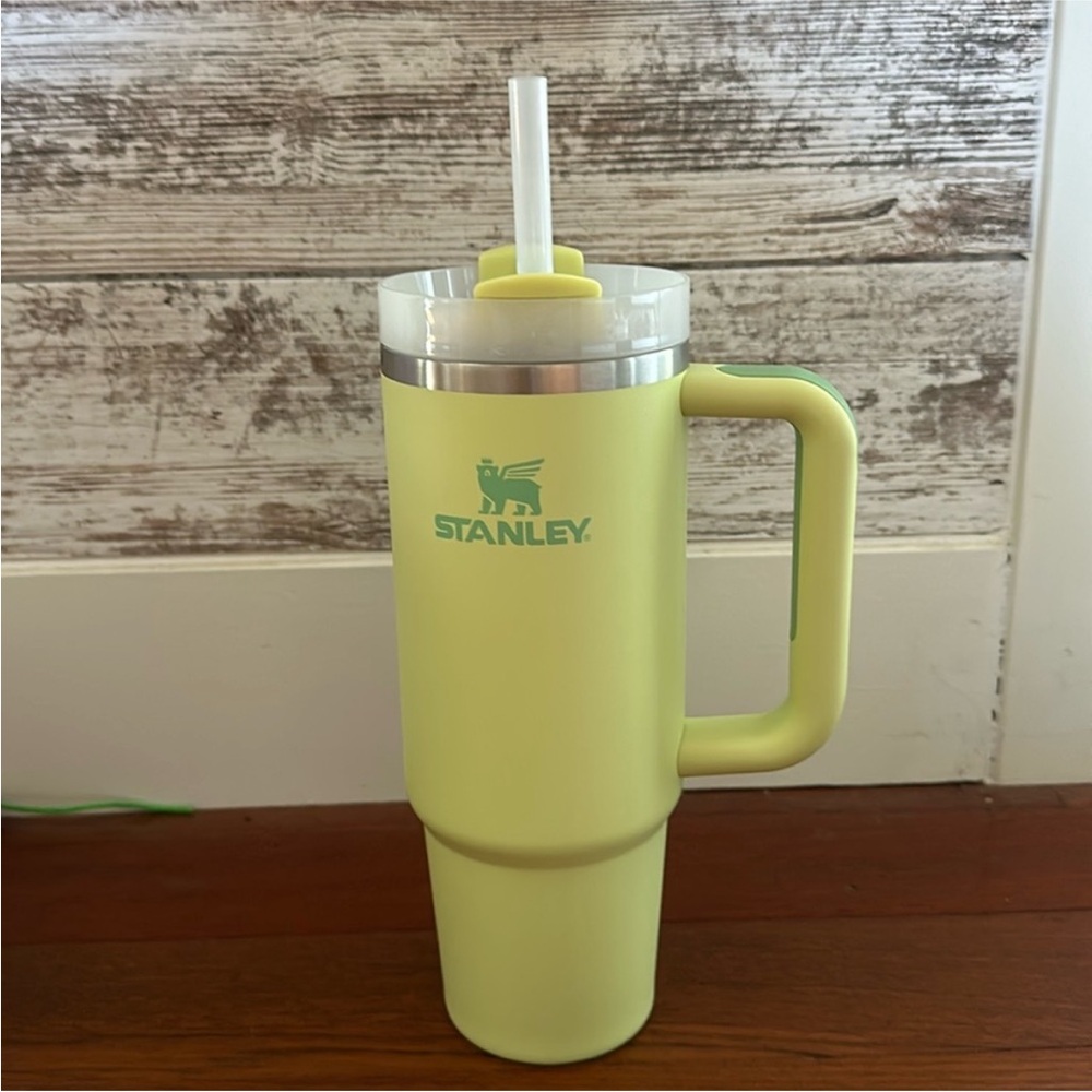 30oz Stanley citron color! Only used handful of times